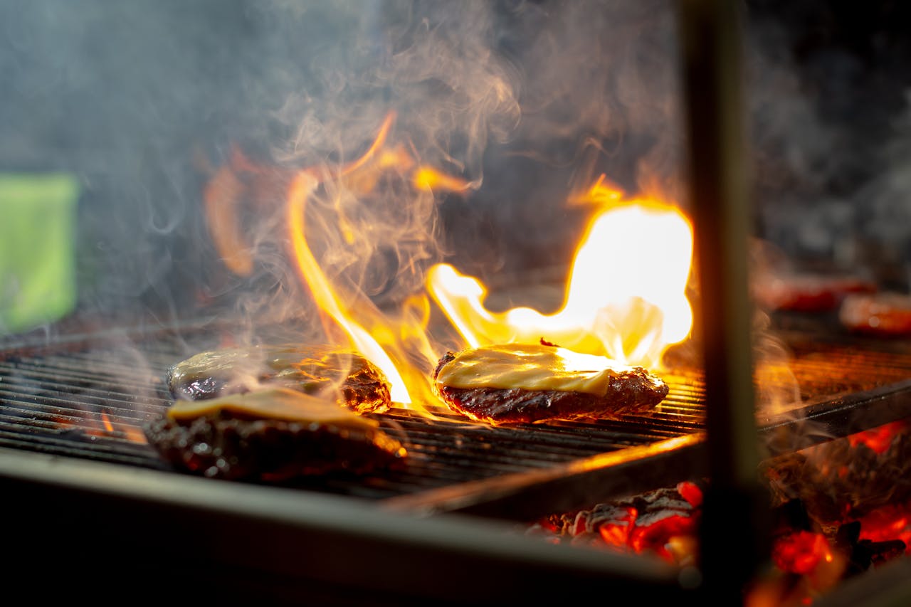 Flammen am offenen Holzkohlegrill