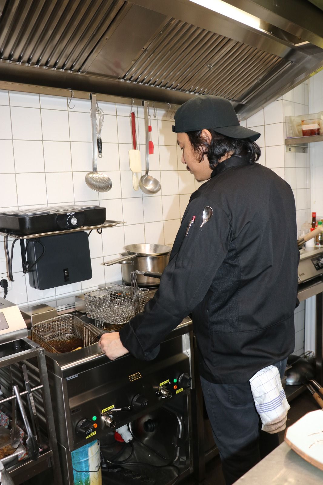 Küchenchef Supasit bei der Zubereitung thailändischer Gerichte