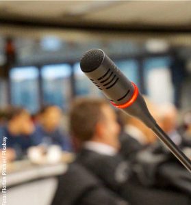 Mikrophon vor Menschen beim Sozialpolitischer Fachtag bvkm