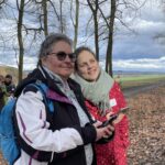 Zwei Frauen mit Smartphone auf der Wildschweinroute