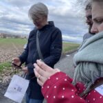 Zwei Frauen schauen auf ihr Smartphone und probieren die App aus