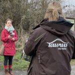 Laura Ebert vom lvkm-hessen und eine Mitarbeiterin des Naturparkes im Gespräch