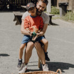 Vater mit seinem Sohn im Hessenpark