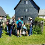  Väter mit ihren Kindern vor einem Fachwerkhaus