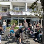 Väter spielen mit ihren Kindern im Außengelände der Ferienstätte