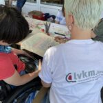 Mitarbeiterin des lvkm-hessen bei der Kinderbetreuung