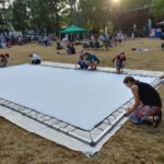 Kinoleinwand wird aufgebaut