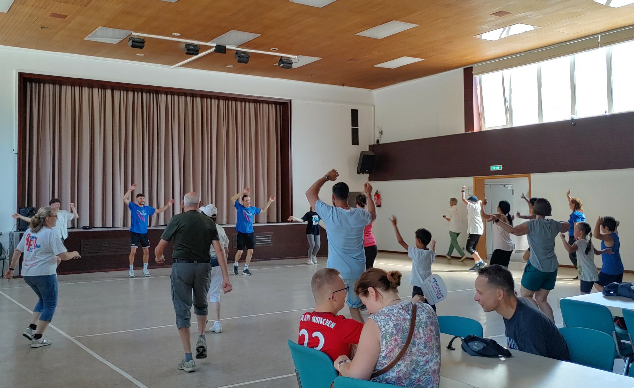 Menschen in der Sporthalle beteiligen sich an einem inklusiven Sportangebot.