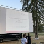 Leinwand mit Willkommenstext zu der Veranstaltung