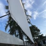 Aufbauteam stellt die große Leinwand auf.