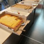 Im Vordergrund verschiedene Kuchen am Buffet