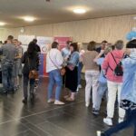 Besucher des Festes stehen im Eingangsbereich der Schule