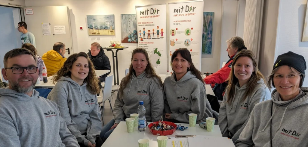 Das Team des Sportprojektes am Tisch