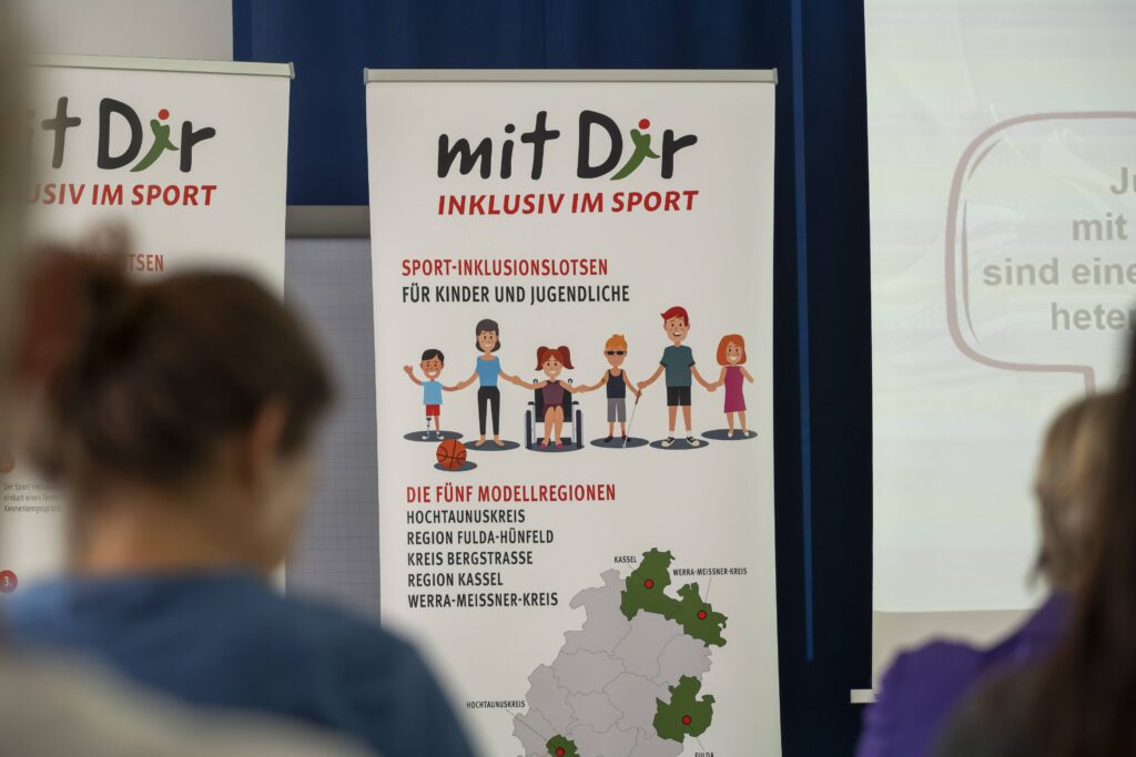 Neben der Präsentation stehen zwei Roll ups über das Sportprojekt.