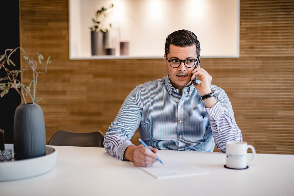 Roman Waechter telefoniert - direktes Gespraech mit Entscheidern