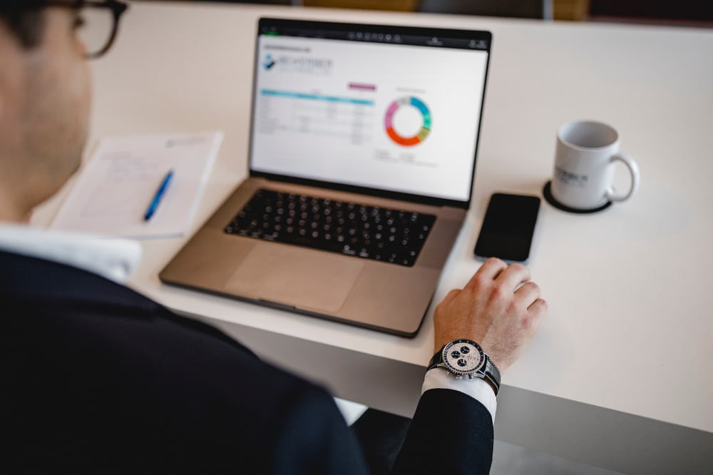 Organisierter Arbeitsplatz fuer strukturierte Kaltakquise