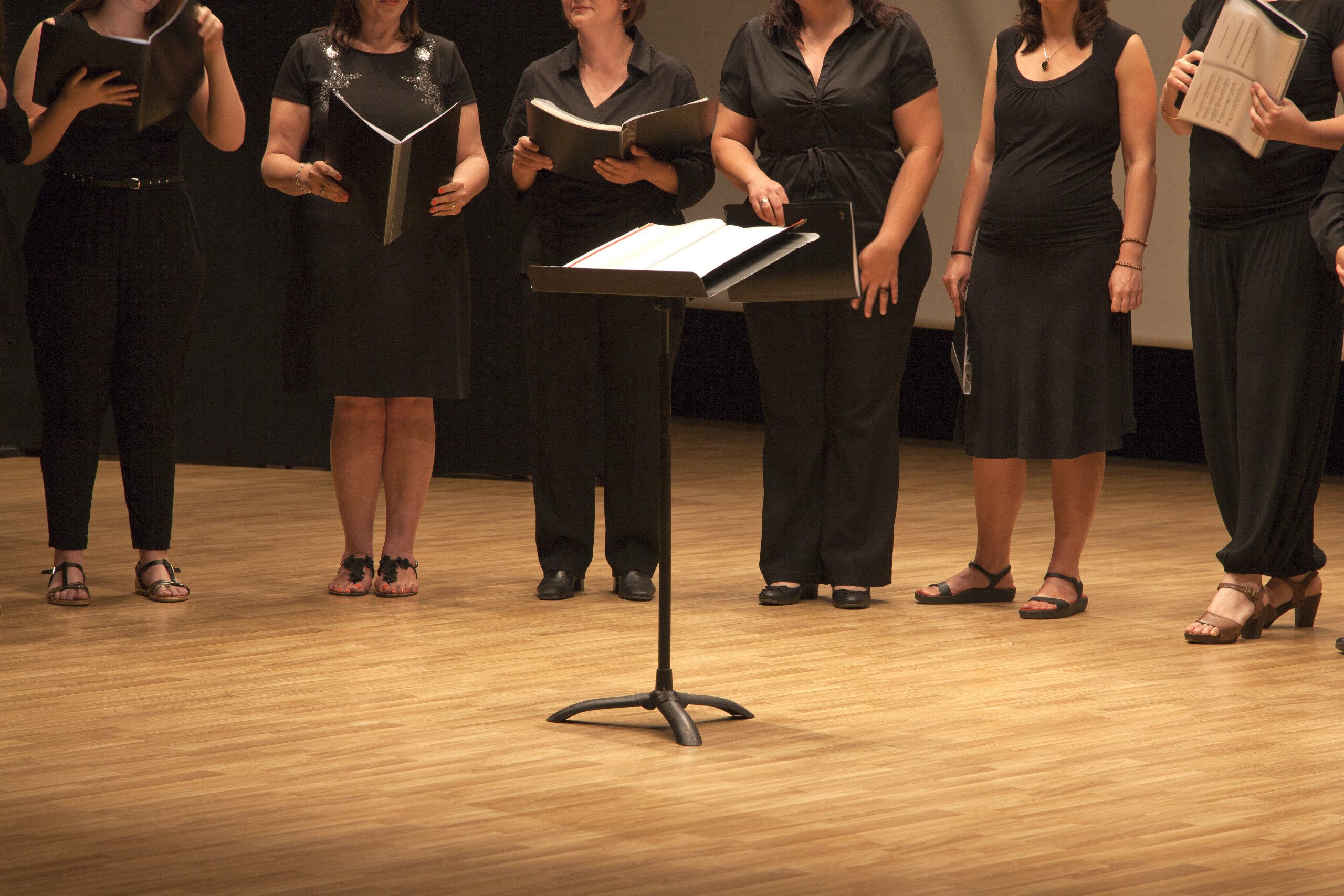 Chor singt gemeinsam nach Noten