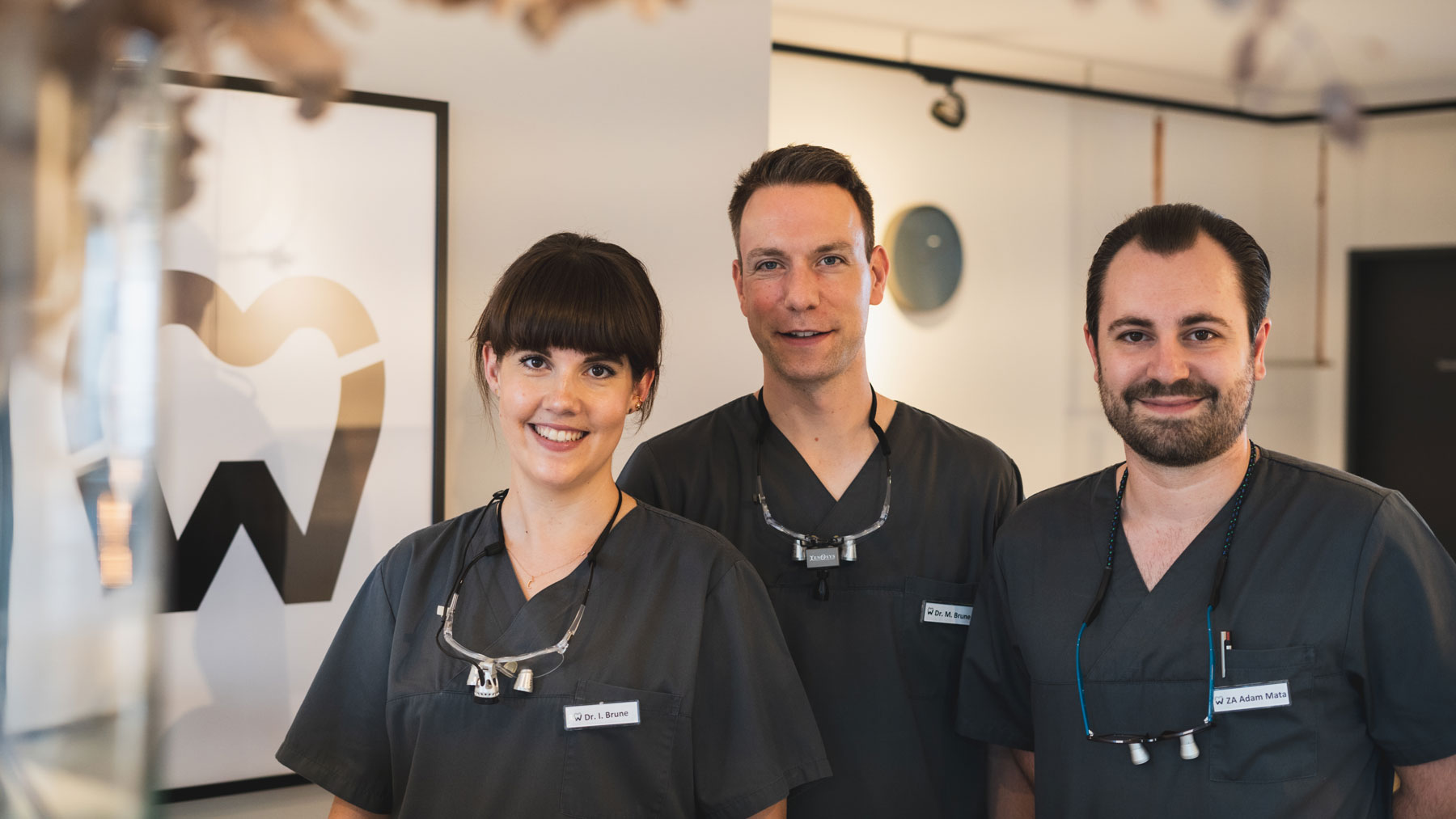 Dr. Ina Brune, Alexander Adam Mata und Dr. Matthias Brune in der Praxis Zahnwerk Hennef